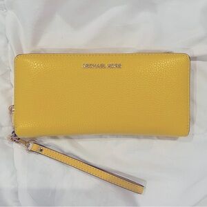 NWT! MK JetSet Wristlet😍